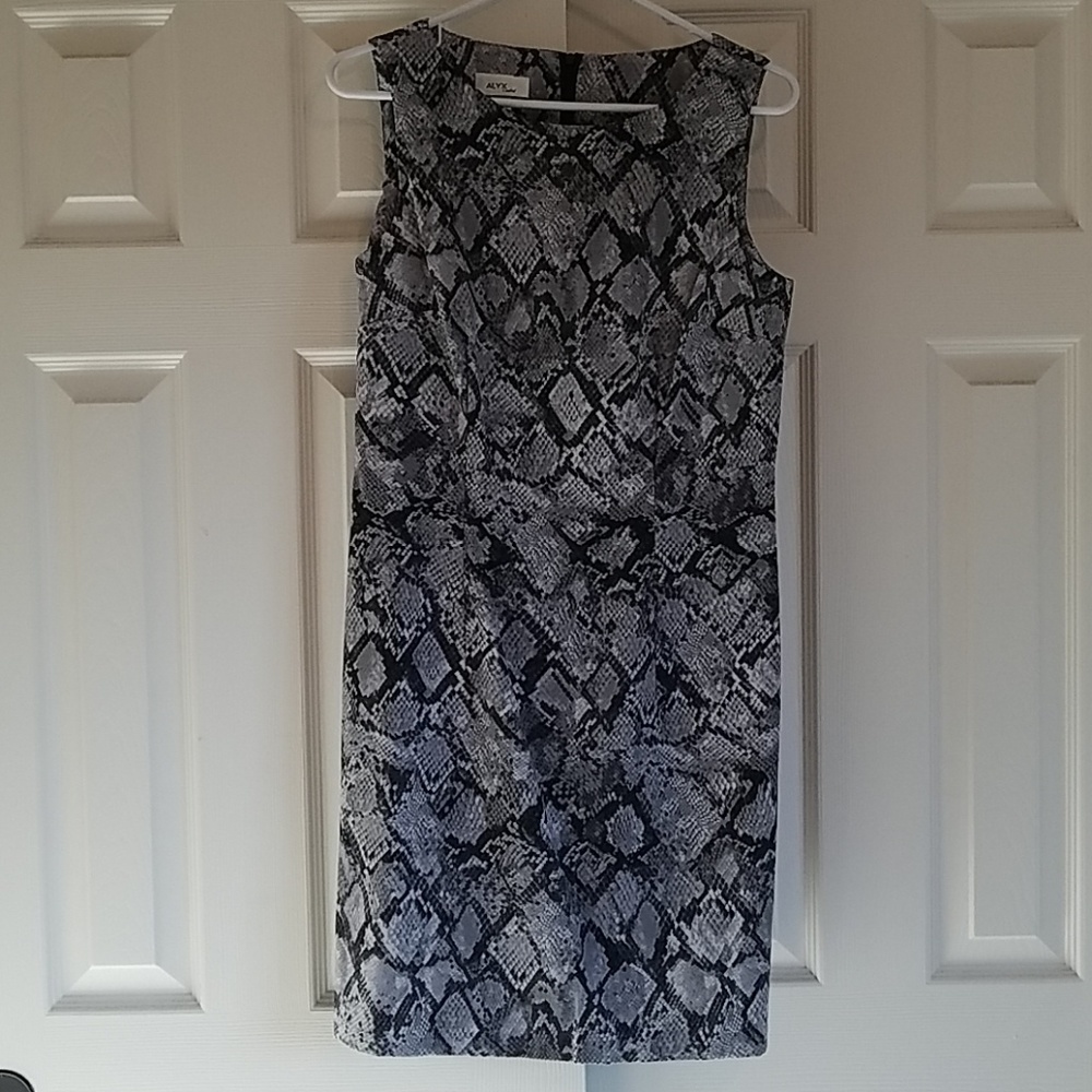 Sleeveless Dress with Gray Snakeskin Print